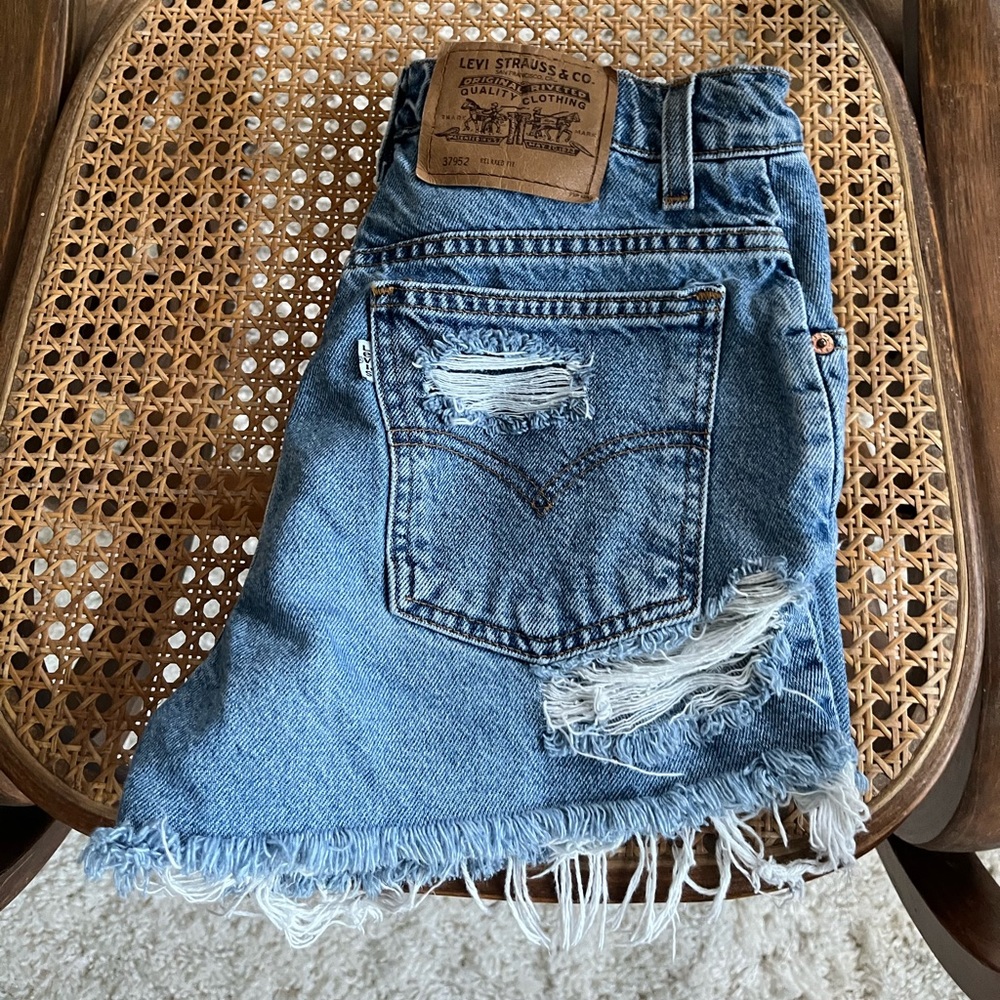 Women’s Vintage White Tab Custom Distressed Levi Shorts - Picture 1 of 7